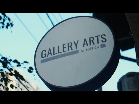 Round facade sign of the gallery with the Gallery Arts M. Koerich lettering